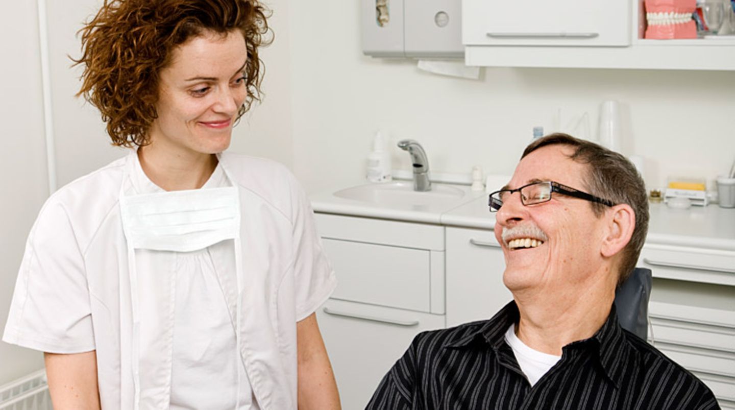 Besprechen Sie mit Ihrem Zahnarzt, ob Sie ein erhöhtes Kariesrisiko haben und deswegen zusätzlich ein Fluoridgel benutzen sollten. Dieses tragen Sie einmal die Woche nach dem Zähneputzen auf. Das hochkonzentrierte Präparat härtet und schützt Ihre Zähne. Wenn Sie eine kleine, oberflächlich beginnende Karies haben, kann unter Umständen ein Fluoridlack, aufgetragen vom Zahnarzt, den Schaden eindämmen und ein Fortschreiten der Karies bei sehr guter häuslicher Mundhygiene verhindern.
