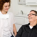 Besprechen Sie mit Ihrem Zahnarzt, ob Sie ein erhöhtes Kariesrisiko haben und deswegen zusätzlich ein Fluoridgel benutzen sollten. Dieses tragen Sie einmal die Woche nach dem Zähneputzen auf. Das hochkonzentrierte Präparat härtet und schützt Ihre Zähne. Wenn Sie eine kleine, oberflächlich beginnende Karies haben, kann unter Umständen ein Fluoridlack, aufgetragen vom Zahnarzt, den Schaden eindämmen und ein Fortschreiten der Karies bei sehr guter häuslicher Mundhygiene verhindern.