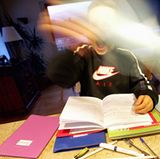 Vor Klassenarbeiten sind alle Kinder aufgeregt und unruhig. Bei einem Kind mit Diabetes kann das aber auch bedeuten, dass es unterzuckert ist. Um sicher zu gehen, hilft nur eines: den Blutzucker messen. Bitten Sie Ihr Kind deshalb, vor aufreibenden Schulsituationen immer seinen Wert zu kontrollieren, und zwar früh genug. Während und kurz nach einer Unterzuckerung wird es sich schlecht konzentrieren können. Doch 30 Minuten vor der Klassenarbeit kann es noch gegensteuern