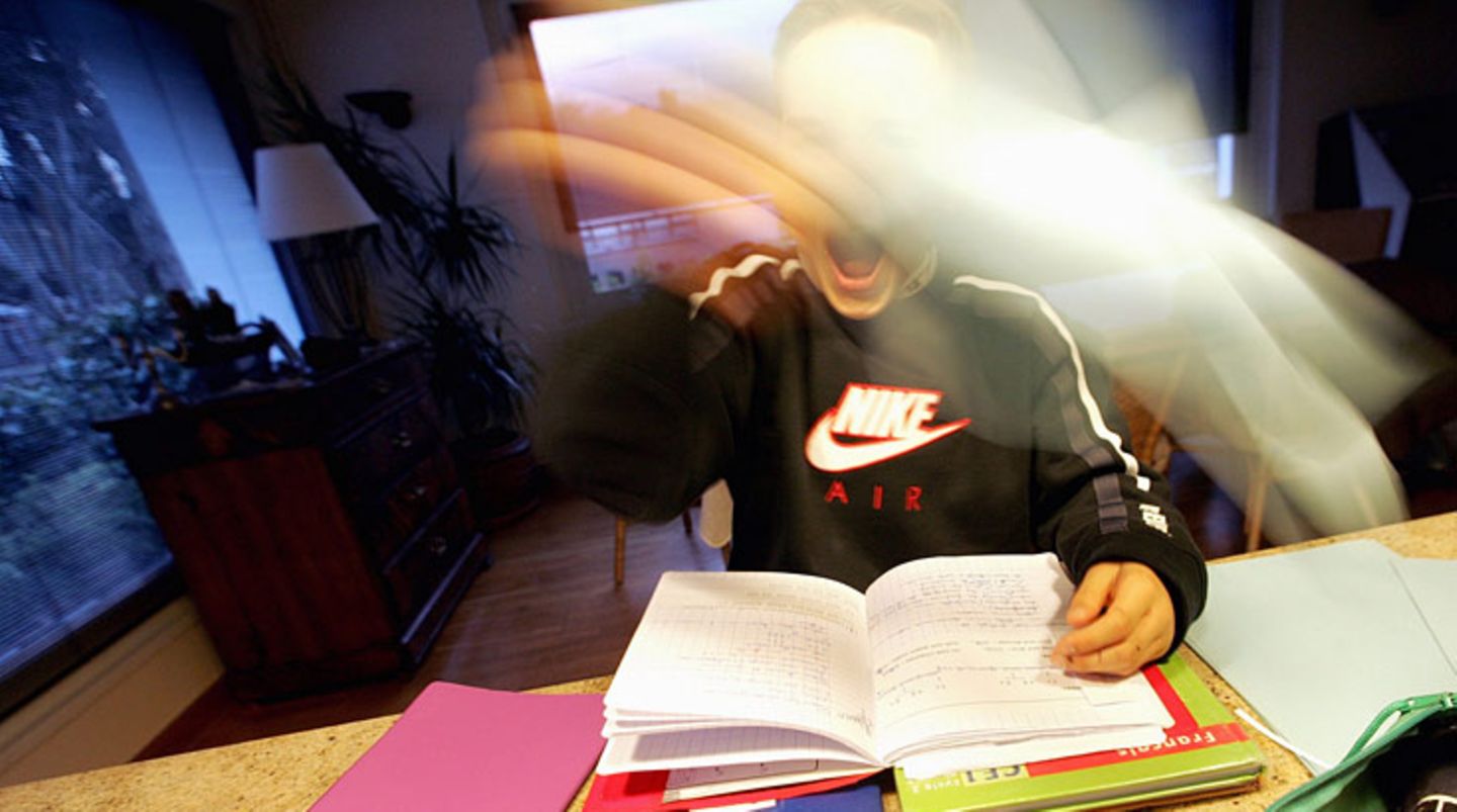 Vor Klassenarbeiten sind alle Kinder aufgeregt und unruhig. Bei einem Kind mit Diabetes kann das aber auch bedeuten, dass es unterzuckert ist. Um sicher zu gehen, hilft nur eines: den Blutzucker messen. Bitten Sie Ihr Kind deshalb, vor aufreibenden Schulsituationen immer seinen Wert zu kontrollieren, und zwar früh genug. Während und kurz nach einer Unterzuckerung wird es sich schlecht konzentrieren können. Doch 30 Minuten vor der Klassenarbeit kann es noch gegensteuern