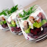 Schönheit kommt von innen: Wer sich ausgewogen und gesund ernährt, hat schon viel für seine Haut getan. Denn auch unser größtes Organ braucht Nährstoffe, Mineralien und Vitamine.