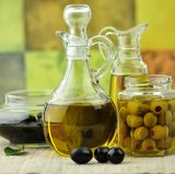 Verwenden Sie zum Kochen und Braten und als Salatdressing Pflanzenöle. Sie enthalten gesunde ungesättigte Fettsäuren und sollten in keiner Küche fehlen. Besonders empfehlenswert sind Olivenöl und Rapsöl.