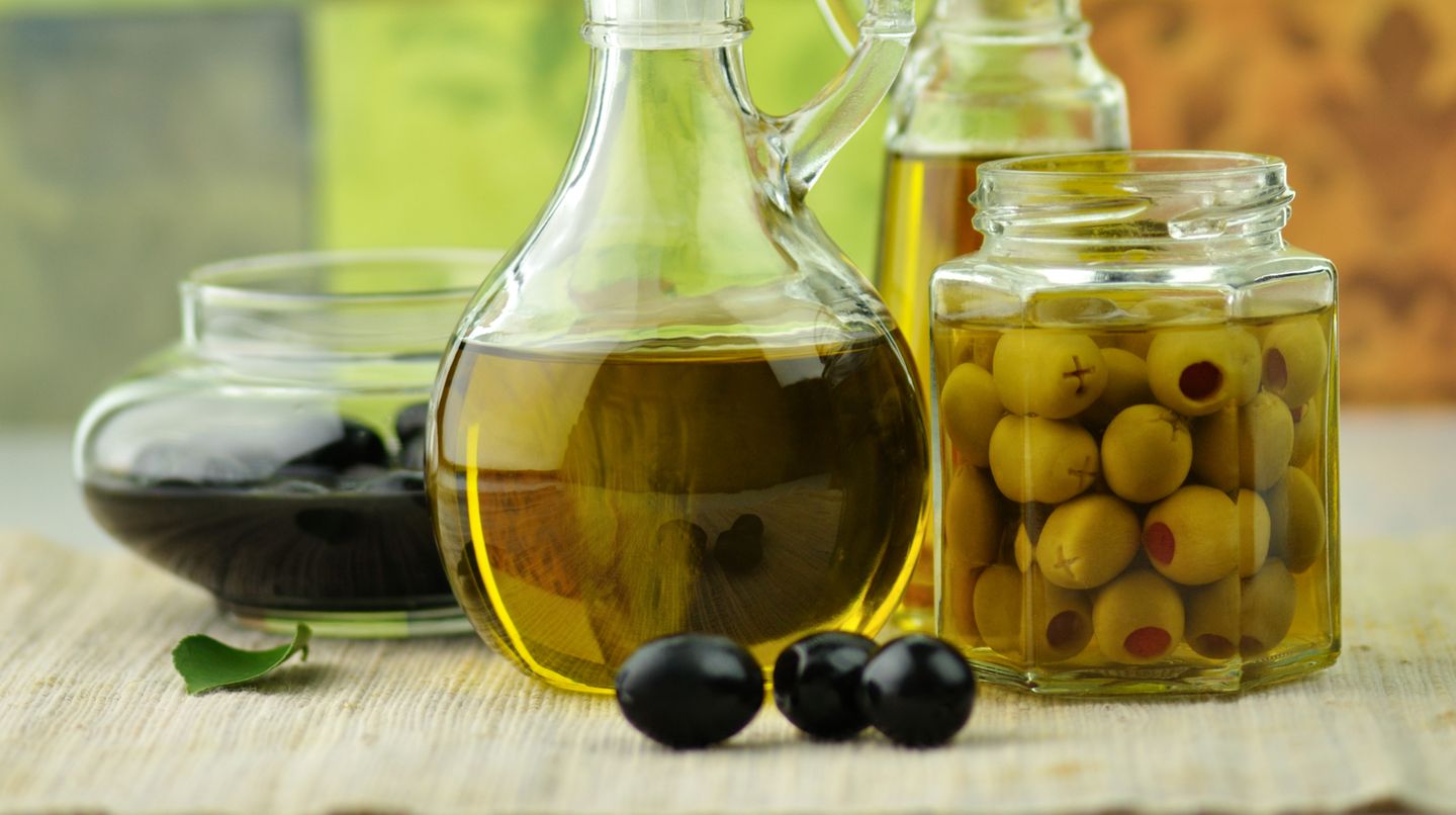 Verwenden Sie zum Kochen und Braten und als Salatdressing Pflanzenöle. Sie enthalten gesunde ungesättigte Fettsäuren und sollten in keiner Küche fehlen. Besonders empfehlenswert sind Olivenöl und Rapsöl.