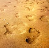 Gehen Sie täglich eine halbe Stunde spazieren oder treiben Sie mindestens dreimal in der Woche für etwa 30 Minuten Sport. Das stabilisiert den Kreislauf. Und der Blutdruck sinkt