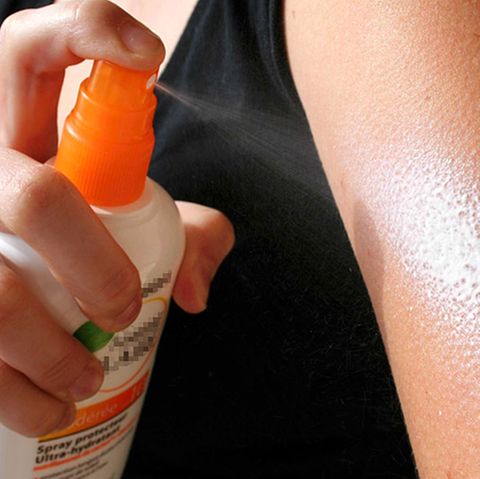 Sonnenschutzmittel werden seltener benutzt als andere Kosmetikprodukte. Sie halten aber trotzdem nicht länger. Verbrauchen Sie angebrochene Flaschen oder Tuben innerhalb von sechs Monaten.