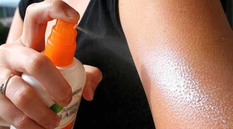 Sonnenschutzmittel werden seltener benutzt als andere Kosmetikprodukte. Sie halten aber trotzdem nicht länger. Verbrauchen Sie angebrochene Flaschen oder Tuben innerhalb von sechs Monaten.