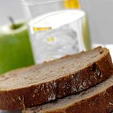 Essen Sie nach dem Rauchstopp kleinere Portionen als vorher und meiden Sie Fettreiches. Greifen Sie zu sättigenden Vollkornprodukten sowie zu viel Obst und Gemüse. Trinken Sie energiearme Getränke wie Wasser, Kräuter- und Früchtetees oder Fruchtsaftschorlen