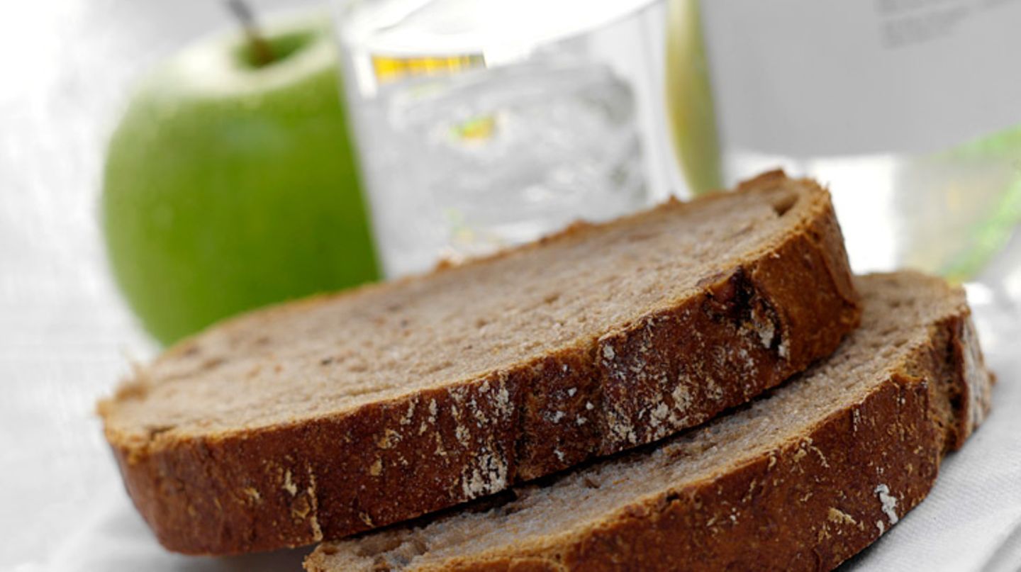 Essen Sie nach dem Rauchstopp kleinere Portionen als vorher und meiden Sie Fettreiches. Greifen Sie zu sättigenden Vollkornprodukten sowie zu viel Obst und Gemüse. Trinken Sie energiearme Getränke wie Wasser, Kräuter- und Früchtetees oder Fruchtsaftschorlen