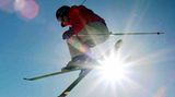 Einer der häufigsten Unfallgründe sind Wahrnehmungsprobleme. Es empfiehlt sich, Skibrillen mit wechselbaren Filtern anzuschaffen, schließlich ändern sich die Licht- und Sichtverhältnisse im Laufe des Tages ständig. Brillenträger sollten optisch korrigierte Skibrillen tragen - wer im Auto eine Brille braucht, der benötigt auch eine auf der Piste  Video: Wird die Helmpflicht für Skifahrer eingeführt?