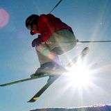 Einer der häufigsten Unfallgründe sind Wahrnehmungsprobleme. Es empfiehlt sich, Skibrillen mit wechselbaren Filtern anzuschaffen, schließlich ändern sich die Licht- und Sichtverhältnisse im Laufe des Tages ständig. Brillenträger sollten optisch korrigierte Skibrillen tragen - wer im Auto eine Brille braucht, der benötigt auch eine auf der Piste  Video: Wird die Helmpflicht für Skifahrer eingeführt?