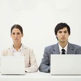 Deutschland liegt hinten    Auf europäischer Ebene liegt die Spanne zwischen den Löhnen von Frauen und Männern bei durchschnittlich 17,4 Prozent. Mit zurzeit 23 Prozent liegt Deutschland im unteren Drittel der Statistik. Dabei sagt unser Grundgesetz (Art. 3 Absatz 2 und 3): "Männer und Frauen sind gleichberechtigt. Der Staat fördert die tatsächliche Durchsetzung der Gleichberechtigung von Frauen und Männern und wirkt auf die Beseitigung bestehender Nachteile hin. Niemand darf wegen seines Geschlechtes (...) benachteiligt oder bevorzugt werden"