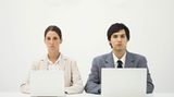Deutschland liegt hinten    Auf europäischer Ebene liegt die Spanne zwischen den Löhnen von Frauen und Männern bei durchschnittlich 17,4 Prozent. Mit zurzeit 23 Prozent liegt Deutschland im unteren Drittel der Statistik. Dabei sagt unser Grundgesetz (Art. 3 Absatz 2 und 3): "Männer und Frauen sind gleichberechtigt. Der Staat fördert die tatsächliche Durchsetzung der Gleichberechtigung von Frauen und Männern und wirkt auf die Beseitigung bestehender Nachteile hin. Niemand darf wegen seines Geschlechtes (...) benachteiligt oder bevorzugt werden"