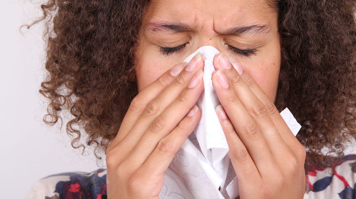 Benutzen sie eine neue Zahnbürste nach einer schweren Erkältung oder wenn Sie Zahnfleischblutungen oder Herpes hatten.Denn die Erreger können sich zwischen den Borsten tummeln, sodass Sie sich erneut anstecken.