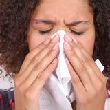 Benutzen sie eine neue Zahnbürste nach einer schweren Erkältung oder wenn Sie Zahnfleischblutungen oder Herpes hatten.Denn die Erreger können sich zwischen den Borsten tummeln, sodass Sie sich erneut anstecken.