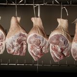 Aus demselben Grund können Nitrate Anfälle auslösen. Verzichten Sie daher möglichst auf Nahrungsmittel mit den Konservierungsstoffen Natrium-Nitrat (E 251) und Kalium-Nitrat (E 252). Diese Substanzen finden sich beispielsweise in gepökelten Fleisch- und Wurstwaren