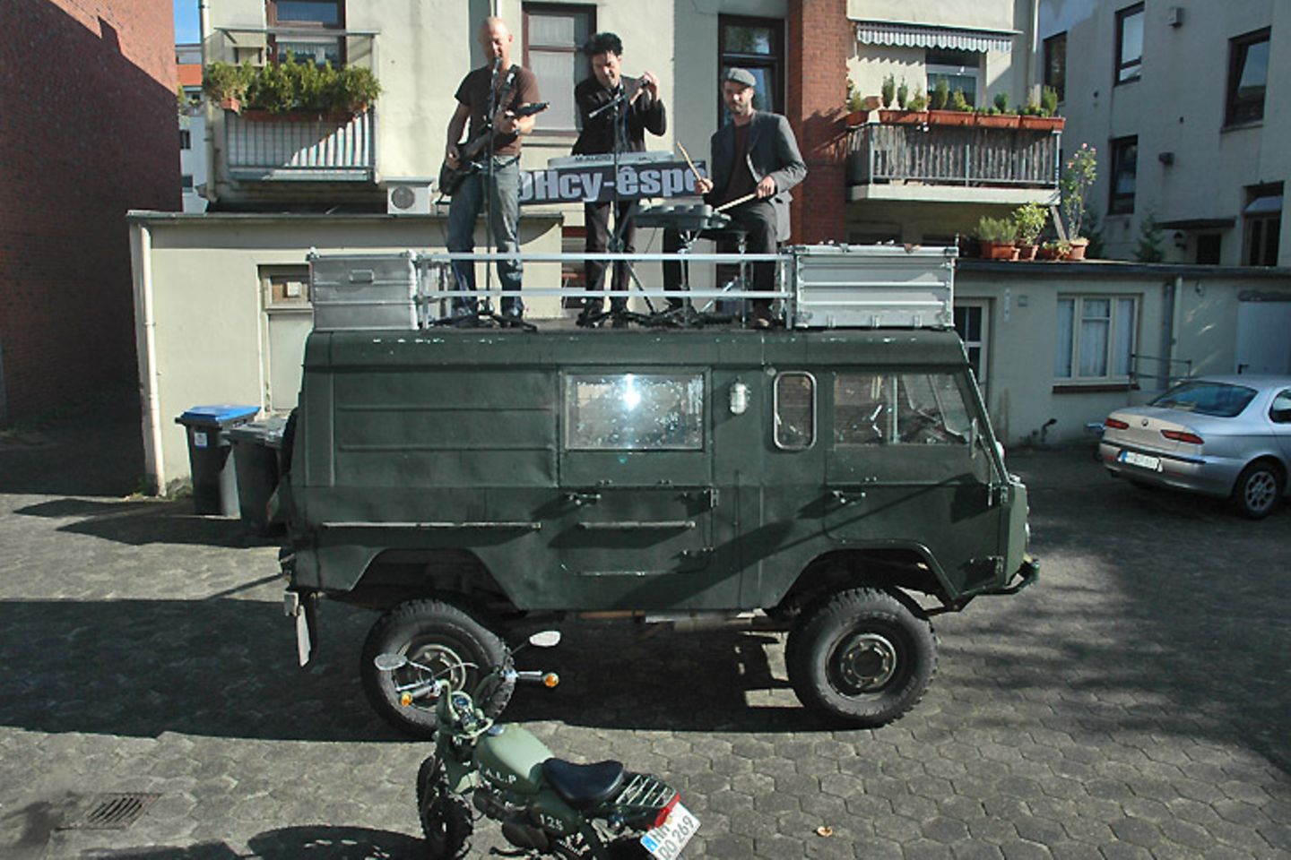 Ausrangierte Militärfahrzeuge: Andreas Wierisig (l.) hat sich vor drei Jahren mit diesem Volvo Vibe C 303 den Traum von einem „Überlebensmobil“, wie er es bezeichnet, erfüllt. Der 42-Jährige und seine beiden Freunde ……bilden die Psychedelic-Wave-Band "OHcy-êspé". Ihnen dient das Fahrzeug als Bühne, Tourbus und Wohnmobil Andreas Wierisig (l.) hat sich vor drei Jahren mit diesem Volvo Vibe C 303 den Traum von einem „Überlebensmobil“, wie er es bezeichnet, erfüllt. Der 42-Jährige und seine beiden Freunde ……bilden die Psychedelic-Wave-Band "OHcy-êspé". Ihnen dient das Fahrzeug als Bühne, Tourbus und Wohnmobil