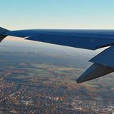 Im Herbsthimmel über Hamburg  Die große Überraschung beim Start kommt lautlos daher: Der schwere Koloss hebt mit unverschämter Leichtigkeit ab. Die Schallisolierung ist deutlich besser. Für den Anlauf benötigt die A380 keine längere Startbahn als herkömmliche Langstreckenflugzeuge