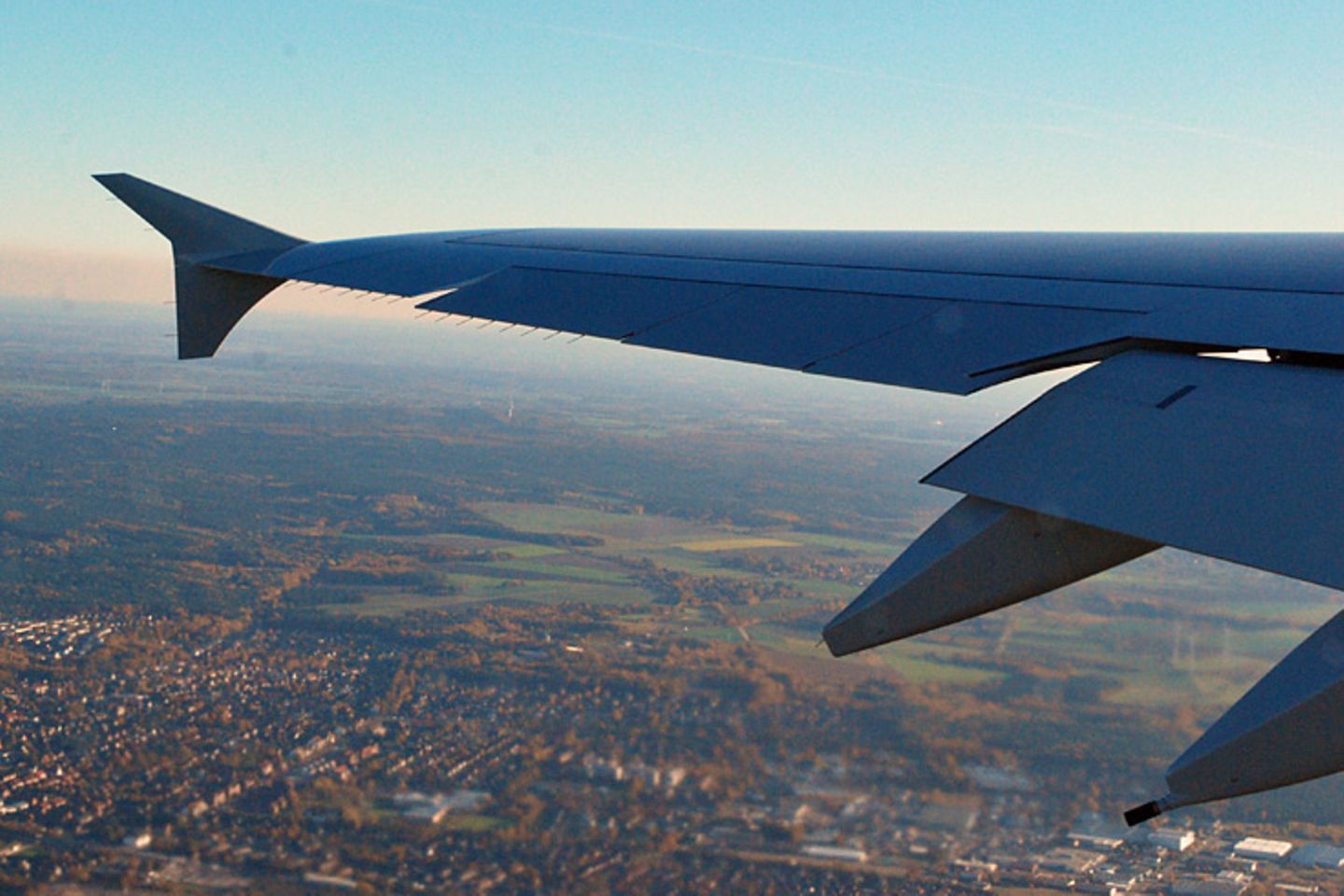 Air France: Im Herbsthimmel über Hamburg Die große Überraschung beim Start kommt lautlos daher: Der schwere Koloss hebt mit unverschämter Leichtigkeit ab. Die Schallisolierung ist deutlich besser. Für den Anlauf benötigt die A380 keine längere Startbahn als herkömmliche Langstreckenflugzeuge Im Herbsthimmel über Hamburg Die große Überraschung beim Start kommt lautlos daher: Der schwere Koloss hebt mit unverschämter Leichtigkeit ab. Die Schallisolierung ist deutlich besser. Für den Anlauf benötigt die A380 keine längere Startbahn als herkömmliche Langstreckenflugzeuge