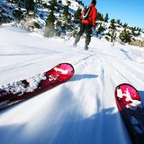 Seien Sie ehrlich zu sich selbst, wenn Sie Ausrüstung ausleihen. Wer nur einmal im Jahr fährt, sollte nicht unbedingt zu den schnellen High-End-Riesenslalom-Ski greifen. Vielleicht tut's ein gemütlicher Allround-Carver auch. Der strengt die Muskeln nicht so an. Und Sie haben mehr Freude an Ihrem Skitag  Video: Wird die Helmpflicht für Skifahrer eingeführt?