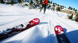 Seien Sie ehrlich zu sich selbst, wenn Sie Ausrüstung ausleihen. Wer nur einmal im Jahr fährt, sollte nicht unbedingt zu den schnellen High-End-Riesenslalom-Ski greifen. Vielleicht tut's ein gemütlicher Allround-Carver auch. Der strengt die Muskeln nicht so an. Und Sie haben mehr Freude an Ihrem Skitag  Video: Wird die Helmpflicht für Skifahrer eingeführt?