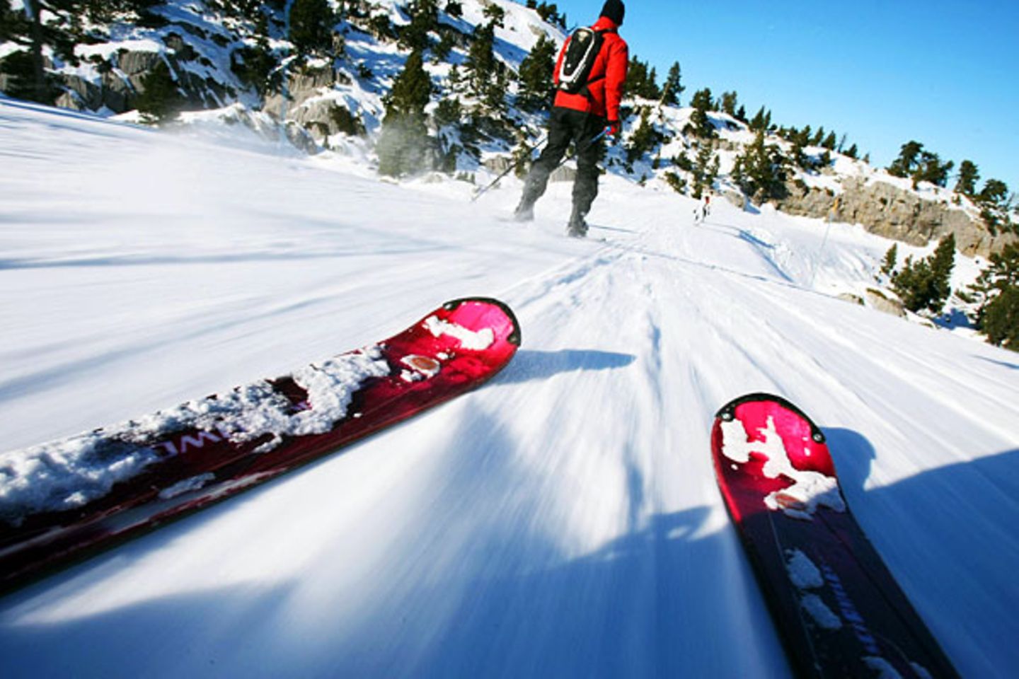 Seien Sie ehrlich zu sich selbst, wenn Sie Ausrüstung ausleihen. Wer nur einmal im Jahr fährt, sollte nicht unbedingt zu den schnellen High-End-Riesenslalom-Ski greifen. Vielleicht tut's ein gemütlicher Allround-Carver auch. Der strengt die Muskeln nicht so an. Und Sie haben mehr Freude an Ihrem Skitag  Video: Wird die Helmpflicht für Skifahrer eingeführt?