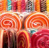 Greifen Sie nicht zu oft zu Süßigkeiten. Ihr Körper braucht zwar Kohlenhydrate, also Zucker und Stärke, als Treibstoff für die Nerven. Denn wenn der Blutzuckerspiegel sinkt, sinkt auch die Stimmung und Sie werden müde. Süßes gibt Ihnen aber nur einen schnellen, kurzen Kick. Danach fällt Ihr Blutzuckerspiegel umso tiefer