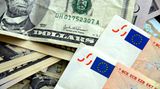 Reisen lohnt sich    Die Branche sorgt für Milliardenumsätze: In Deutschland betrugen die Einnahmen aus dem Gastgewerbe im Jahr 2007 rund 26,289 Milliarden Euro. Im Ausland dagegen gaben die Deutschen 60,467 Milliarden Euro aus  Video: Warum ist Deutschland, der Deutschen liebstes Urlaubsziel?