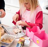 Geben Sie Ihrem Kind ein Pausenbrot und Obst in die Schule mit - kein Geld. Die meisten Kinder kaufen am liebsten Süßes oder Fettiges.