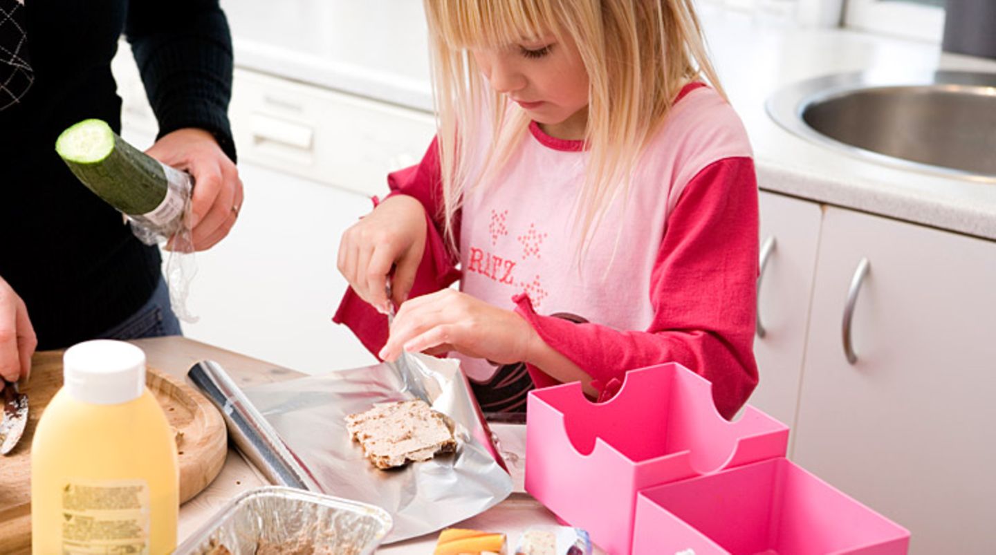 Geben Sie Ihrem Kind ein Pausenbrot und Obst in die Schule mit - kein Geld. Die meisten Kinder kaufen am liebsten Süßes oder Fettiges.
