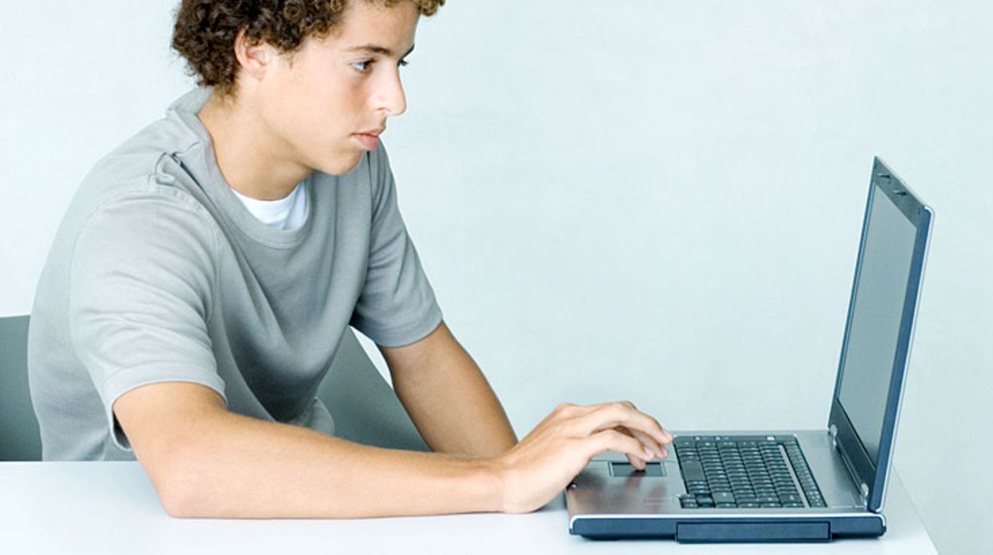 Rücken-Tipps für die Arbeit: Die klassische Laptoparbeit mit gesenktem, vorgestrecktem Kopf - also in der typischen Schildkrötenhaltung, belastet den Nacken und oberen Rückenbereich extrem. Wenn Sie trotzdem einen tragbaren Computer bevorzugen, benutzen Sie bei längeren Arbeiten eine externe Tastatur und stellen Sie das Gerät selbst auf einen Notebookständer Die klassische Laptoparbeit mit gesenktem, vorgestrecktem Kopf - also in der typischen Schildkrötenhaltung, belastet den Nacken und oberen Rückenbereich extrem. Wenn Sie trotzdem einen tragbaren Computer bevorzugen, benutzen Sie bei längeren Arbeiten eine externe Tastatur und stellen Sie das Gerät selbst auf einen Notebookständer