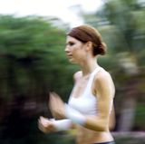 Mythos: Diabetiker sollten weniger Sport treiben.  Fakt: Im Gegenteil! Ausreichend Bewegung hilft nicht nur, den Blutzuckerspiegel, sondern auch den Blutdruck und das Gewicht positiv zu beeinflussen. Daneben könnte Sport den Cholesterinspiegel verbessern und das Risiko für Komplikationen reduzieren, etwa Herz-Kreislauf-Erkrankungen oder Nervenschäden