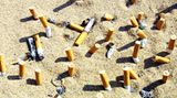 Wer will schon den Strand mit Nikotinleichen teilen? Kippen dürfen nicht im Sand zurückzulassen werden. Eigentlich sollte das eine Selbstverständlichkeit sein    Video: Mikro-Bikinis - darf man so was tragen?