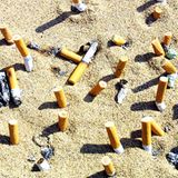 Wer will schon den Strand mit Nikotinleichen teilen? Kippen dürfen nicht im Sand zurückzulassen werden. Eigentlich sollte das eine Selbstverständlichkeit sein    Video: Mikro-Bikinis - darf man so was tragen?