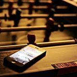 Trick 3: Wlan ausschalten  Ist man den ganzen Tag ohne Wlan-Verbindung unterwegs, bietet es sich an, das Feature abzuschalten. Auch wenn das iPhone nicht mit einem Netzwerk verbunden ist, sucht es im Hintergrund immer wieder nach bekannten und unbekannten Funknetzwerken - das kostet Akkulaufzeit. Wissen Sie also, dass sie in den nächsten Stunden keine Verbindung haben, schalten Sie das Netzwerk in den Einstellungen ab. Die Schnelleinstellungen reichen aber nicht aus: Sie kappen nur die Verbindung zum aktuellen Netz. Sind Sie wieder in Reichweite eines Netzwerkes, sollten Sie Wlan wieder einschalten - das schont das Datenvolumen.