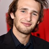 Die verwegene Frisur, die markante Nase, das charmante Grinsen: Hopper Penn ist unverkennbar der Sohn von Schauspieler Sean Penn. Seine Mutter ist Robin Wright, mit der der Oscar-Preisträger von 1996 bis 2010 verheiratet war. Das Paar hat noch eine gemeinsame Tochter, Dylan, die im vergangenen Jahr als Model durchstartete. Sohn Hopper versucht sich als Schauspieler.