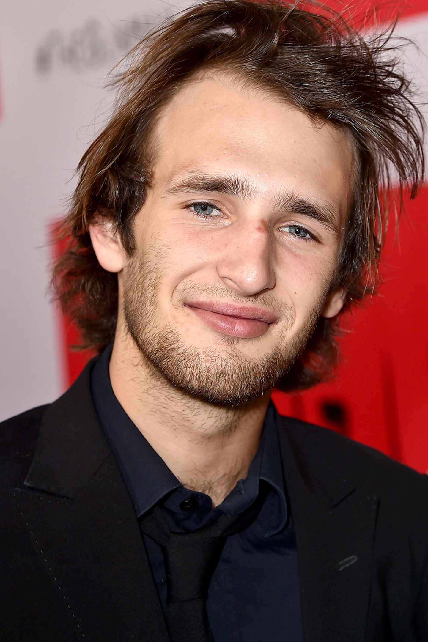 Gabriel Day-Lewis & Co.: Die verwegene Frisur, die markante Nase, das charmante Grinsen: Hopper Penn ist unverkennbar der Sohn von Schauspieler Sean Penn. Seine Mutter ist Robin Wright, mit der der Oscar-Preisträger von 1996 bis 2010 verheiratet war. Das Paar hat noch eine gemeinsame Tochter, Dylan, die im vergangenen Jahr als Model durchstartete. Sohn Hopper versucht sich als Schauspieler. Die verwegene Frisur, die markante Nase, das charmante Grinsen: Hopper Penn ist unverkennbar der Sohn von Schauspieler Sean Penn. Seine Mutter ist Robin Wright, mit der der Oscar-Preisträger von 1996 bis 2010 verheiratet war. Das Paar hat noch eine gemeinsame Tochter, Dylan, die im vergangenen Jahr als Model durchstartete. Sohn Hopper versucht sich als Schauspieler.
