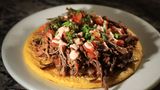 Kolumbien - Arepa-Sandwich Arepa ist ein Fladenbrot aus Maismehl. In Kolumbien, aber auch in Venezuela kommt dieses Brot fast jeden Tag auf den Esstisch, jedoch variiert der Belag: Hier ist zwar ein Arepa mit Fleisch zu sehen, aber es könnte genauso gut mit Käse, Chorizo oder sogar süß serviert werden.
