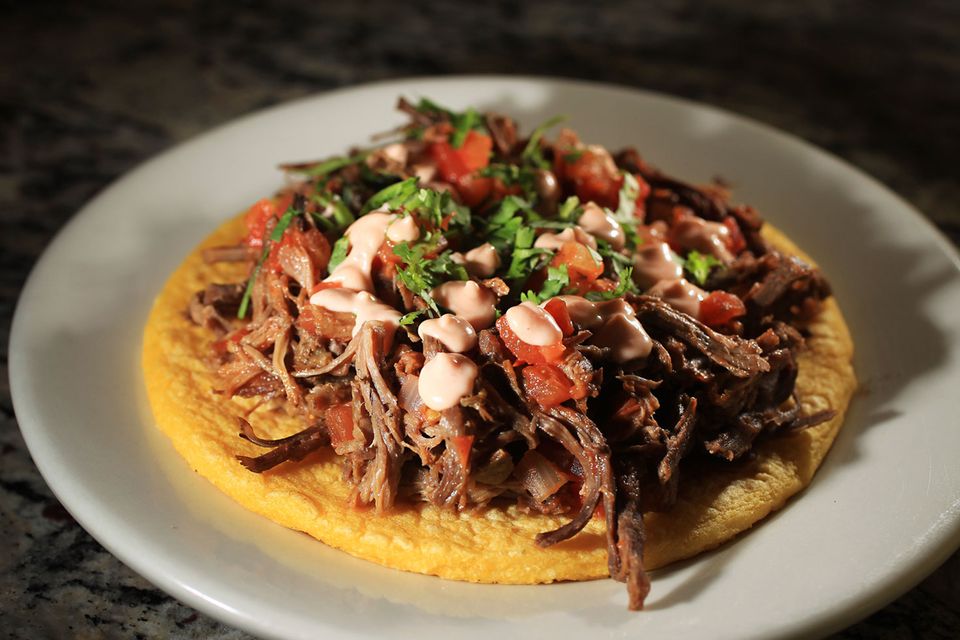 Kolumbien - Arepa-Sandwich Arepa ist ein Fladenbrot aus Maismehl. In Kolumbien, aber auch in Venezuela kommt dieses Brot fast jeden Tag auf den Esstisch, jedoch variiert der Belag: Hier ist zwar ein Arepa mit Fleisch zu sehen, aber es könnte genauso gut mit Käse, Chorizo oder sogar süß serviert werden.