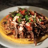 Kolumbien - Arepa-Sandwich Arepa ist ein Fladenbrot aus Maismehl. In Kolumbien, aber auch in Venezuela kommt dieses Brot fast jeden Tag auf den Esstisch, jedoch variiert der Belag: Hier ist zwar ein Arepa mit Fleisch zu sehen, aber es könnte genauso gut mit Käse, Chorizo oder sogar süß serviert werden.