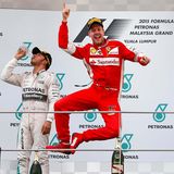 Meilenstein im März 2015: Sebastian Vettel geht vor Freude über seinen ersten Ferrari-Sieg im wahrsten Sinne des Wortes in die Luft