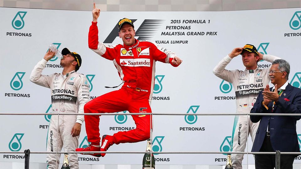 Meilenstein im März 2015: Sebastian Vettel geht vor Freude über seinen ersten Ferrari-Sieg im wahrsten Sinne des Wortes in die Luft