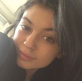 Selbst bei einer Kardashian kann es mal natürlich zugehen: Kylie Jenner zeigt sich auf Instagram fast ohne Make-up.
