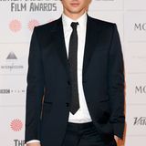 Sein Vater war in jungen Jahren ein Herzensbrecher - nun tritt Max Irons in die Fußstapfen seines alten Herrn Jeremy Irons. Als Sohn eines Schauspielerpaares liegt es nahe, dass es auch den Nachwuchs auf die Leinwand zieht: 2004 spielte der damals 19-Jährige an der Seite von Papa Jeremy in der Literatur-Verfilmung "Being Julia". Es folgten Serien und Spielfilme, 2013 schließlich dann die erste Hauptrolle in dem Science-Fiction-Film "Seelen" und ein Part im Thriller "The Riot Club" (2014). Auch als Model macht Max eine gute Figur: 2011 warb er für das britische Traditionslabel Burberry.