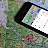 Trick 7: Im Notfall: Flugmodus  Geht der Akku endgültig zur Neige, lässt sich durch das Einschalten des Flugmodus noch ein wenig Zeit gewinnen. Auch bei ständig wegfallendem Empfang, etwa einer Zugfahrt, ist das empfehlenswert: Die ständige Suche nach Netz belastet den Akku stark. Das iPhone kann dann zwar weder als Telefon noch zum Surfen verwenden werden, eine Kalender-Erinnerung oder einen Wecker zeigt es aber immer noch an. Die fehlende Verbindung zur Außenwelt macht aus der Not eine Tugend: Viele Akku-Fresser im Hintergrund wie Mitteilungen von Apps, Messenger oder der Abruf von E-Mails benötigen eine aktive Internetverbindung. Fällt die weg, verbraucht das iPhone deutlich weniger Strom - und hält entsprechend länger durch. Durch die massive Einschränkung eignet sich der Flugmodus aber natürlich wirklich nur für Notfälle.