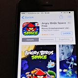 Trick 12: Apps ohne Werbung nutzen  Geht es um den Kauf von Apps, sind viele Nutzer erstaunlich knauserig. Statt den selten mehr als einige Euros betragenden Preis für die werbefreie Version zu bezahlen, nehmen sie lieber die kostenlose. Die finanziert sich meist mit Werbung. Der Nutzer zahlt also mit seiner Aufmerksamkeit - und mit seinem Akku. Denn das ständige Laden der Werbebanner kostet wertvolle Ressourcen. Auch dass viele Banner den Standpunkt wissen wollen, wirkt sich nicht positiv auf die Laufzeit aus.  Will man seinen Akku schonen, empfiehlt es sich daher, kostenlose Versionen von Apps nur zum Testen zu benutzen. Gefällt die App, sollte man lieber die Vollversion kaufen. So unterstützt man nicht nur den Entwickler - sondern entlastet auch den Akku.