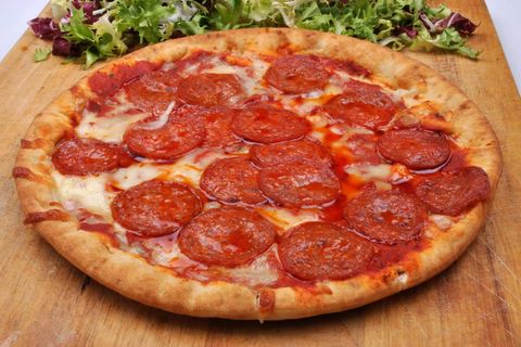 Saftig und triefend vor Fett: Deutsche lieben Salamipizzen. Stiftung Warentest hat 27 Tiefkühl-Varianten getestet.