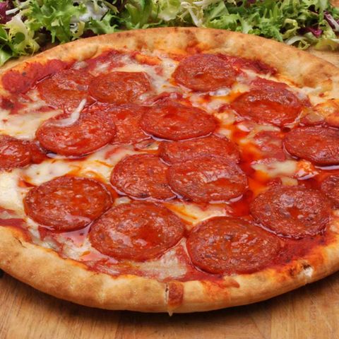 Saftig und triefend vor Fett: Deutsche lieben Salamipizzen. Stiftung Warentest hat 27 Tiefkühl-Varianten getestet.