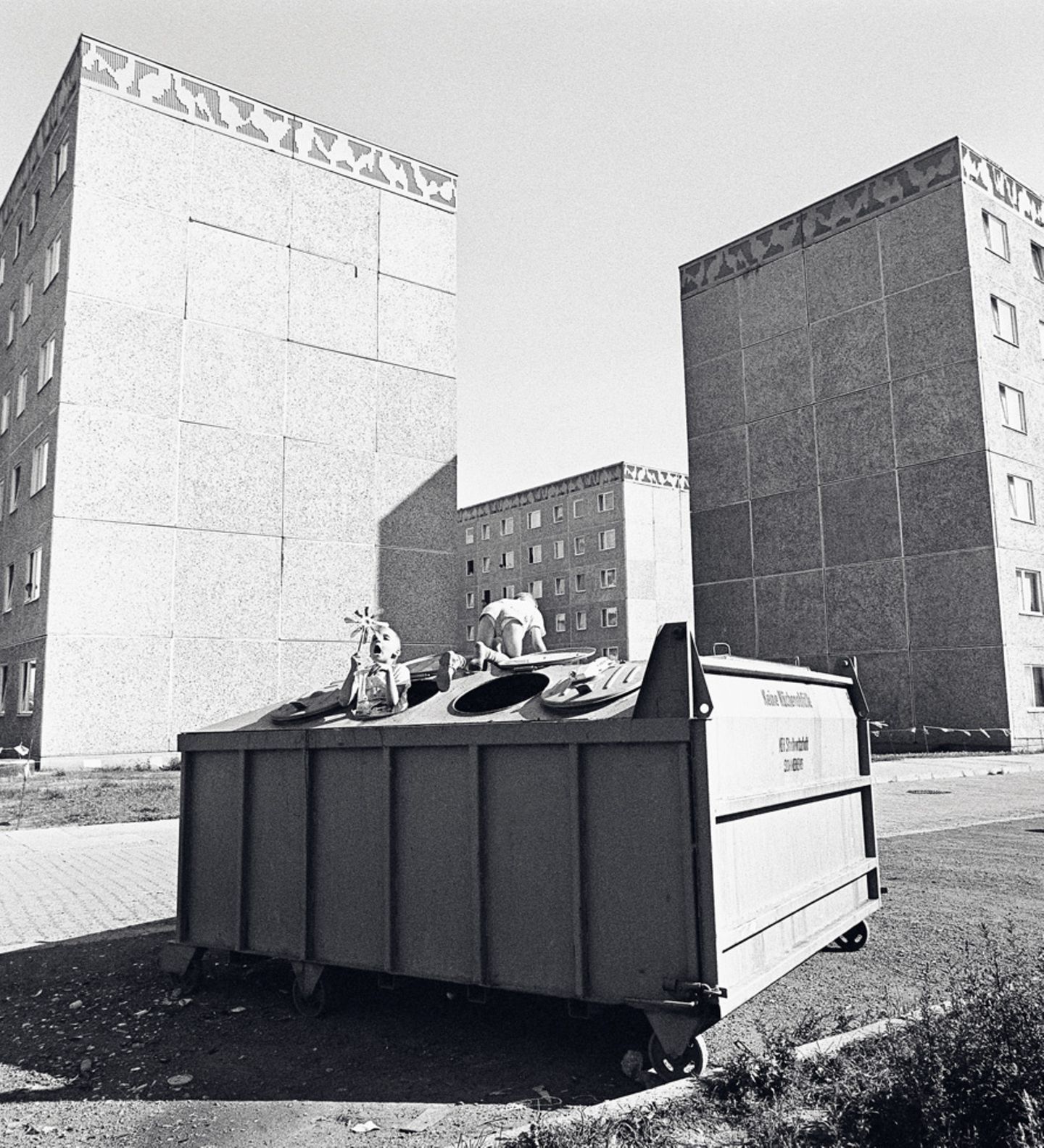 Anstelle eines Klettergerüsts nutzten diese Kinder im thüringischen Sonneberg 1988 einen Container