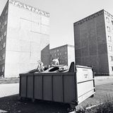 Anstelle eines Klettergerüsts nutzten diese Kinder im thüringischen Sonneberg 1988 einen Container