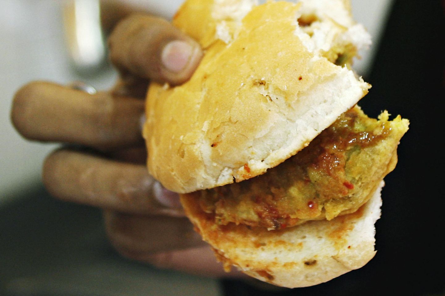 Indien - Vada-Pav-Sandwich Auch in Indien essen sie Sandwiches. Das Vada-Pav ist ein sehr beliebtes Streetfood - und dazu noch vegetarisch. Frittierte Kartoffeln im Brot, dazu gibt es köstliche Chutneys.